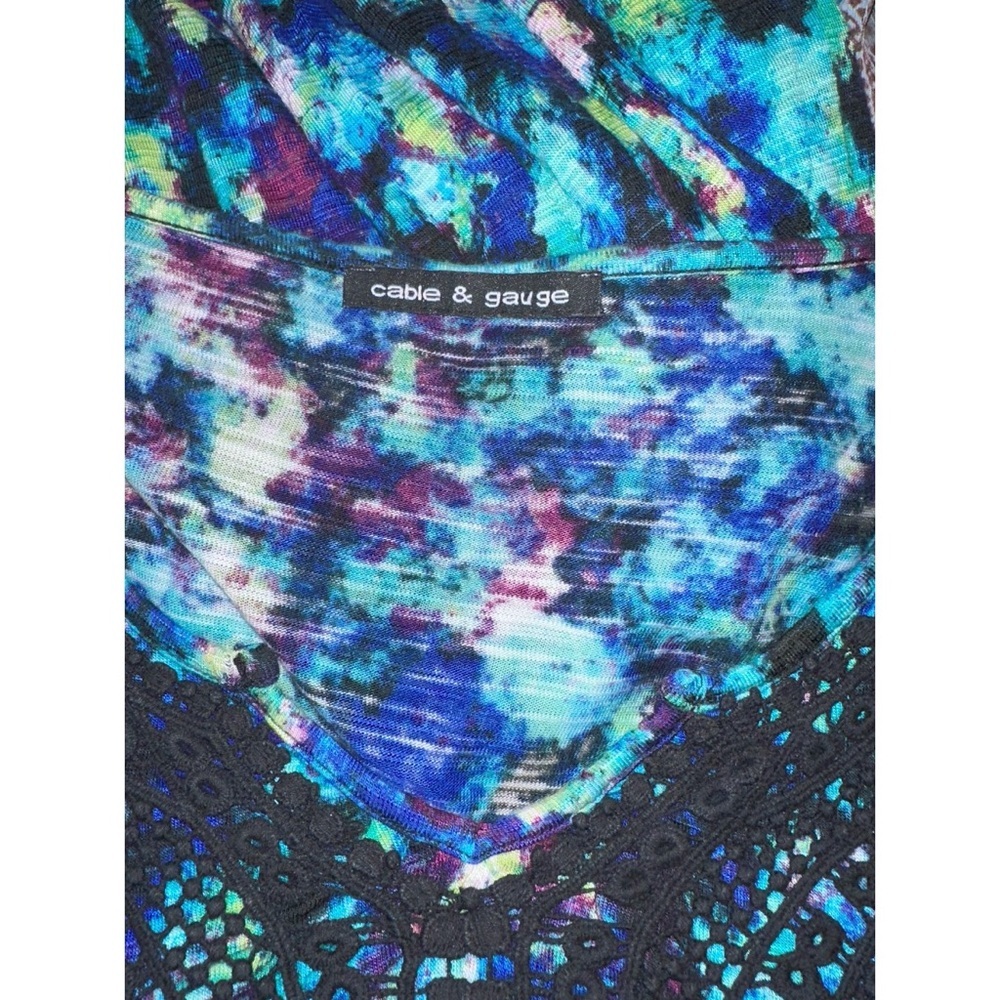 Cable & Gauge blouse with a colorful abstract print & black crochet V-neckline - Picture 5 of 6